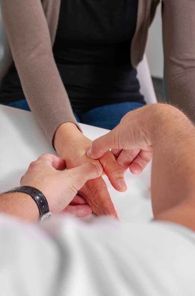Symbolbild Gua Sha-Massage-Behandlung an der Hand mit Raphael Vergères als Therapeut